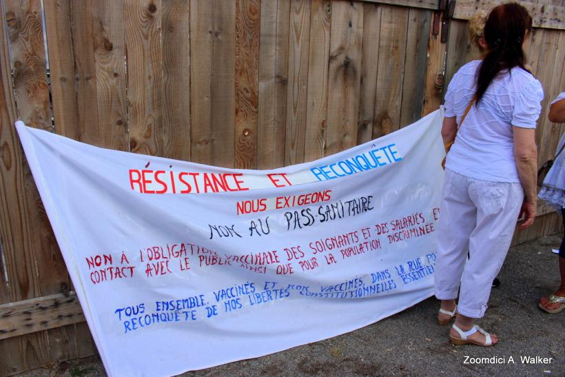 Plus d'une centaine de personnes ont manifesté contre le pass sanitaire ce mercredi 28 juillet au Puy-en-Velay.