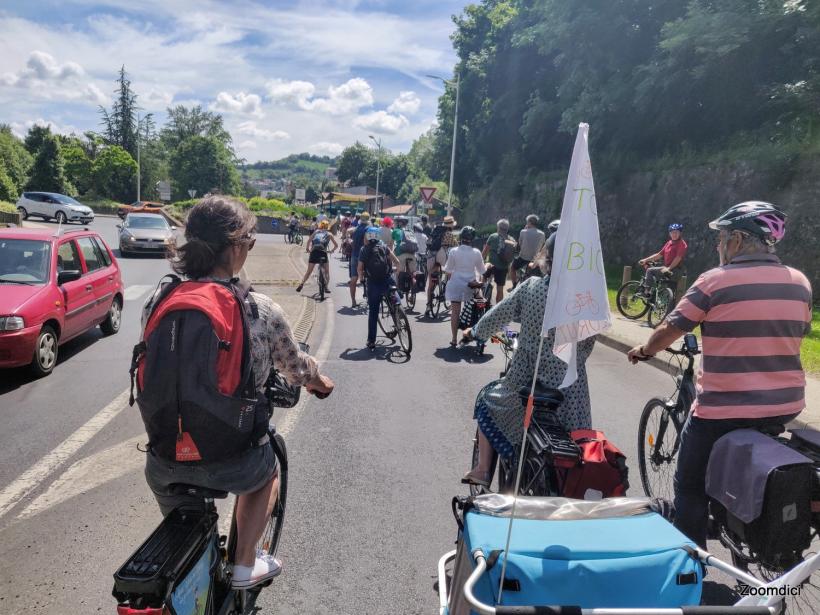 Une centaine de personnes a participé à la Vélorution le 12 juin au Puy-en-Velay.