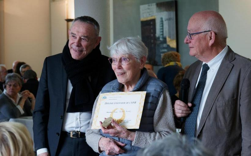 Claudette Richard, récompensée par Félix Vézier et Christian Dessalle.