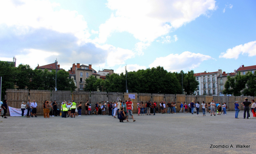 Plus d'une centaine de personnes ont manifesté contre le pass sanitaire ce mercredi 28 juillet au Puy-en-Velay.