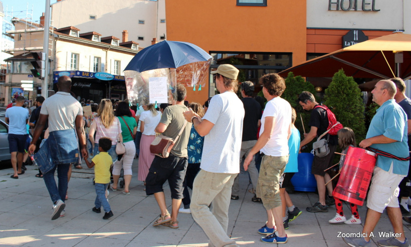 Des centaines de manifestants contre le pass sanitaire au Puy ce 28/07/2021.