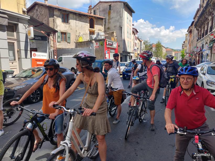 Une centaine de personnes a participé à la Vélorution le 12 juin au Puy-en-Velay.