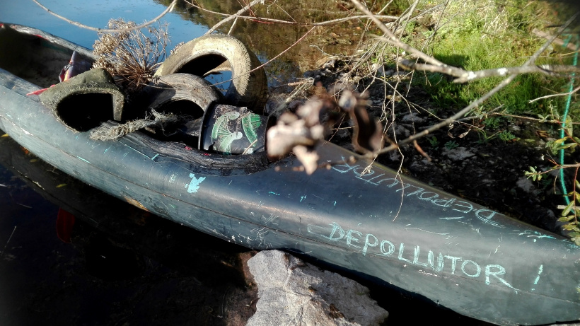 Il nettoie la Loire avec son canoë. 