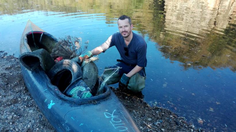 Il nettoie la Loire avec son canoë. 