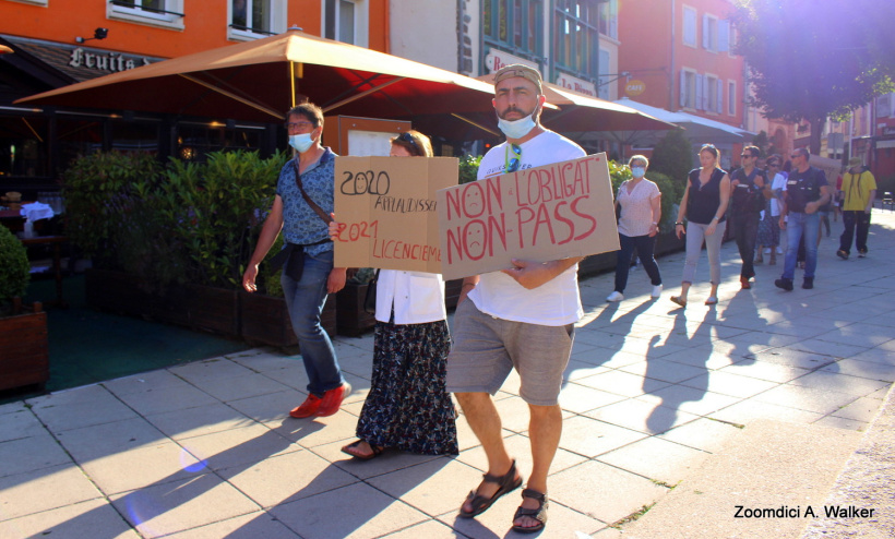 Des centaines de manifestants contre le pass sanitaire au Puy ce 28/07/2021.