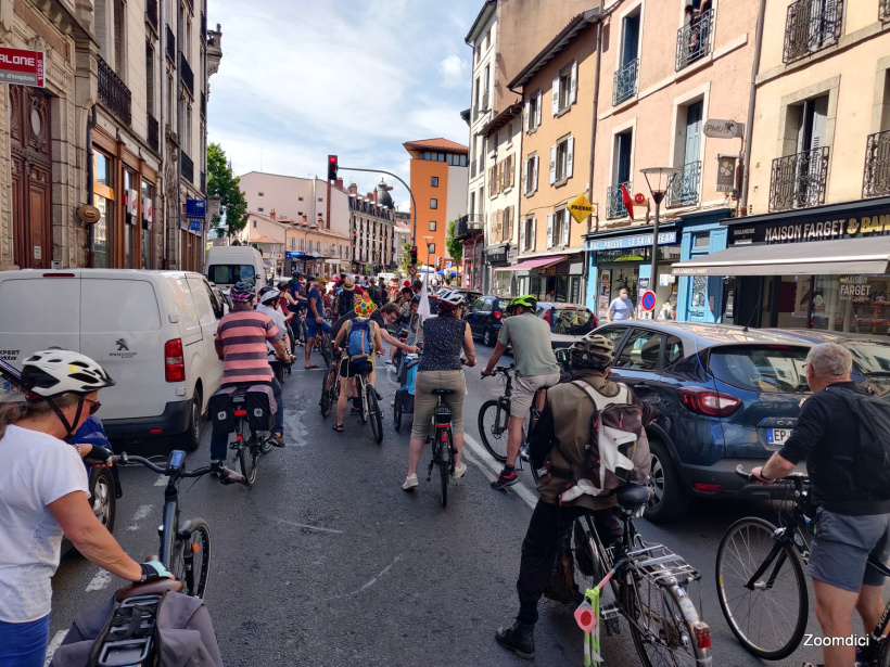 Une centaine de personnes a participé à la Vélorution le 12 juin au Puy-en-Velay.