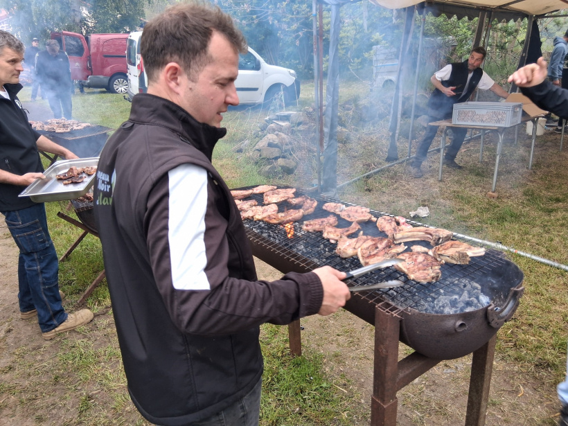 Au menu à midi : grillades d'agneau