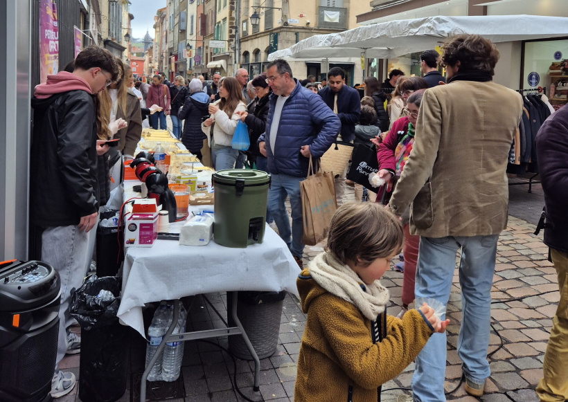 À boire et à manger était offert aux passants rue Chaussade