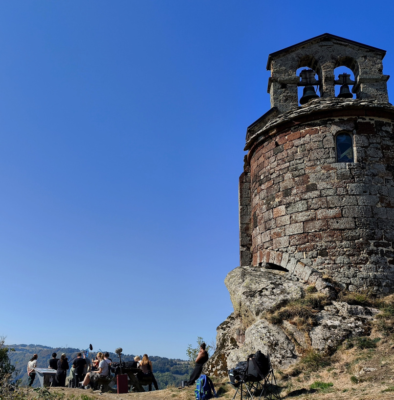 L'équipe de tournage en place au pied de la chapelle Saint Jacques de Rochegude