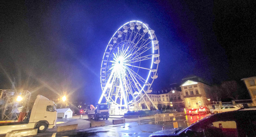 La grande roue a pris place sur la place du Breuil