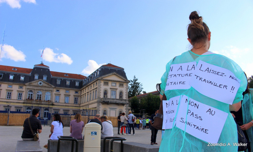 Plus d'une centaine de personnes ont manifesté contre le pass sanitaire ce mercredi 28 juillet au Puy-en-Velay.