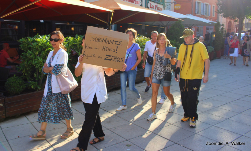 Des centaines de manifestants contre le pass sanitaire au Puy ce 28/07/2021.