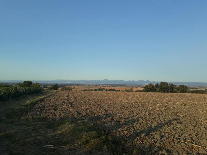 La chaîne des Pyus au loin, de la butte de Montgacon.