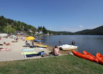 Le Lac Chambon est toujours un endroit prisé l'été pour se baigner.