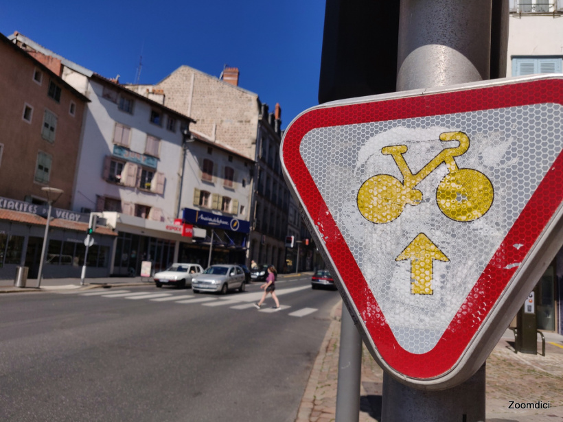 Certains feux tricolores accordent aux cyclistes un « cédez le passage » au lieu du rouge.