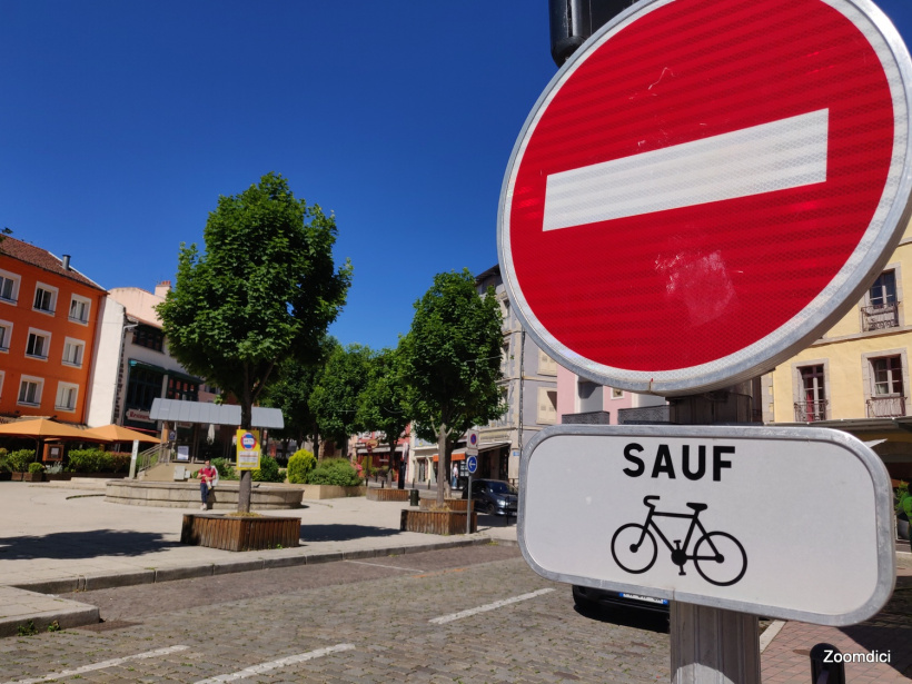 Des panneaux autorisent les vélos à emprunter des rues en sens interdit.