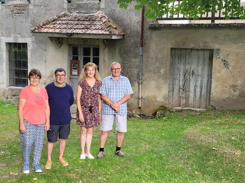 La famille d'Agnès Giraud et son frère Gilles Grand devant le moulinage.