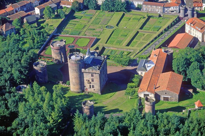 Vue aérienne du château avec le jardin potager.