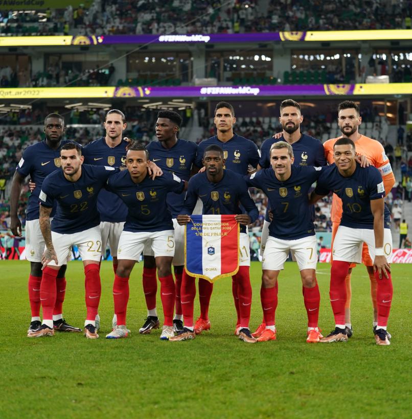 Photo de groupe des 11 joueurs titulaires de l'équipe de France lors du match France-Pologne (8èmes de finale du Mondial 2022)