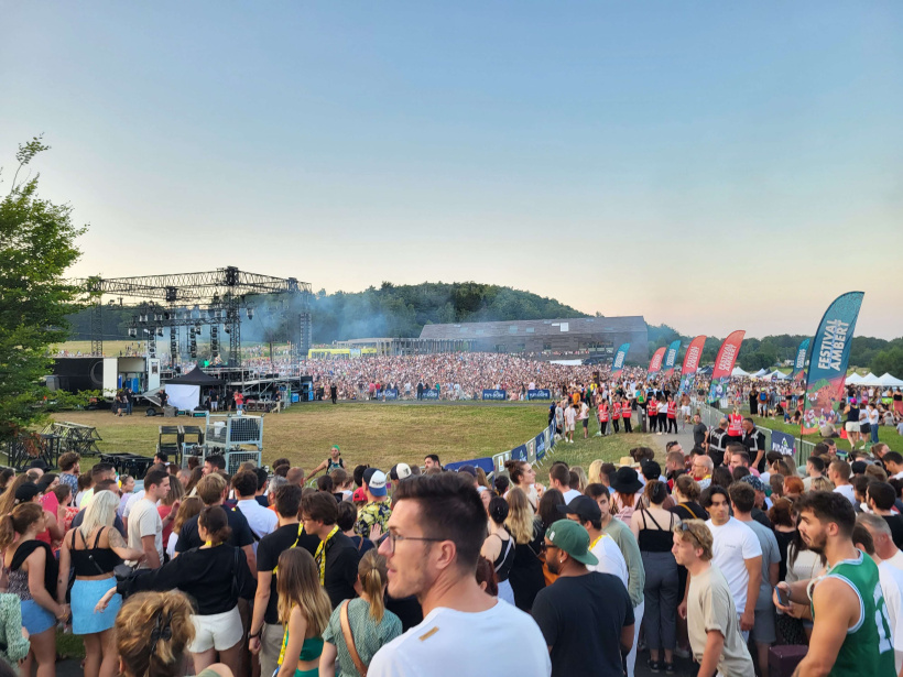 Une foule importante est restée à l'extérieur.