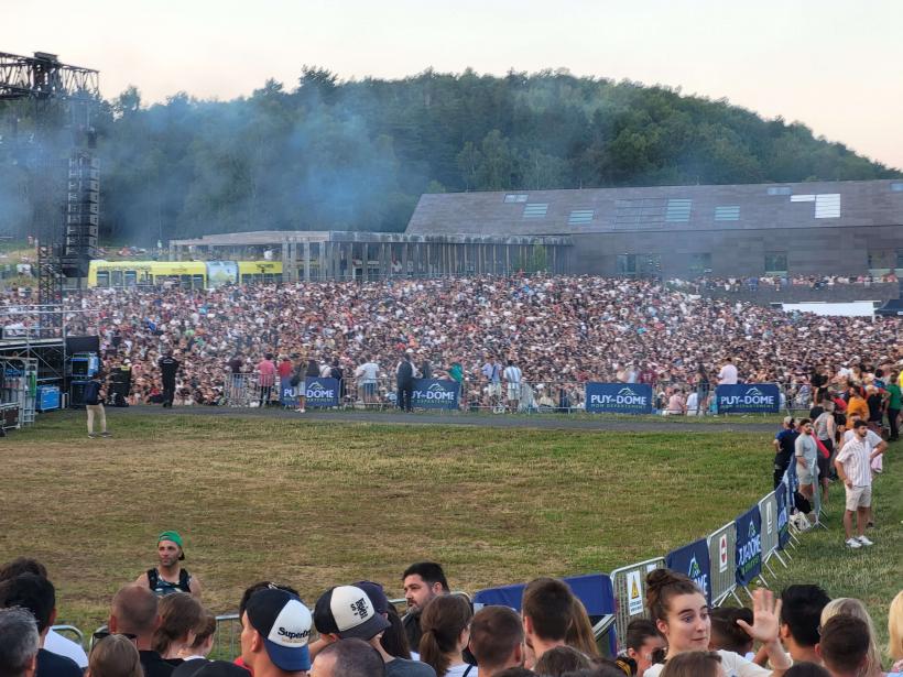 Ce n'est pas Wembley, c'est le panoramique des Dômes derrière la foule.
