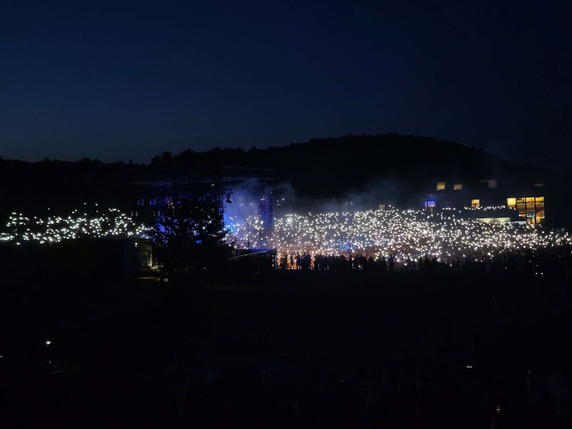 De nuit, les milliers de personnes au pied du puy de Dôme lundi soir.
