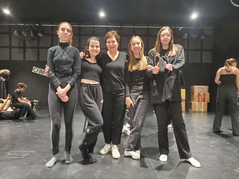 Des élèves avant leur spectacle, accompagnées de leur professeur Geneviève Lavernhe