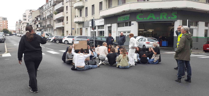 Les manifestants bloquent quelques instants les intersections