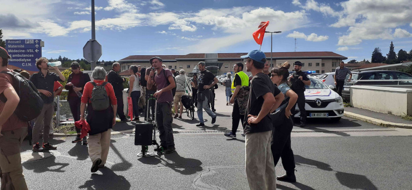 Devant l'hôpital en soutien aux soignants