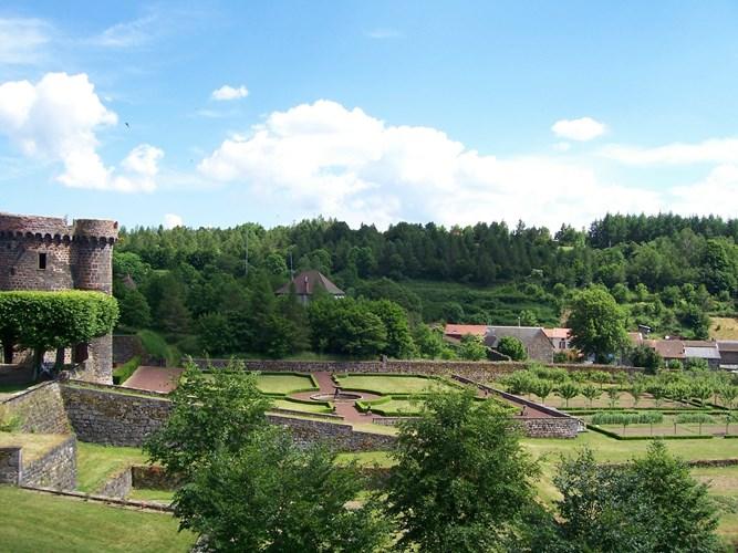 La château domine Pontgibaud d'une part mais est entouré de forêt de l'autre.