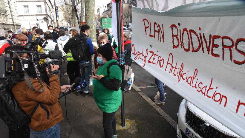 Une centaine de défenseurs de l’environnement se sont rassemblés pacifiquement.