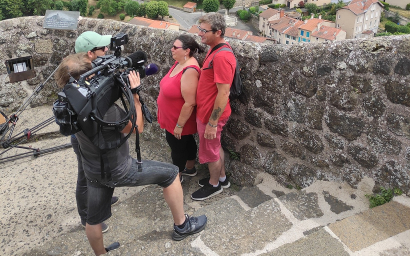 Des visiteurs qui se prêtent au jeu des caméras. 