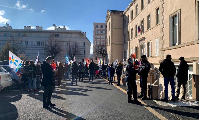 Plusieurs syndicats de l'éducation ont manifesté à Vals ce mardi matin.