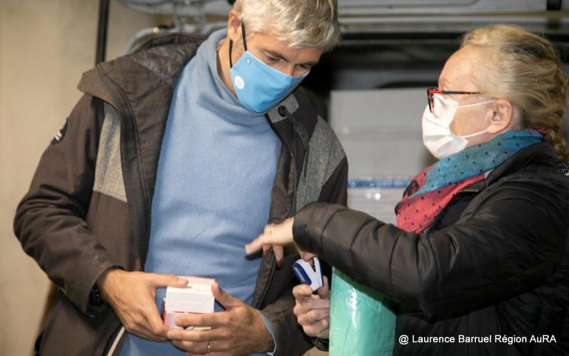 Livraison d’oxymètres et de surblouses au Puy le 21 novembre.