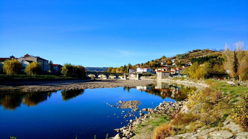 La Loire offre déjà régulièrement des jeux de miroirs à Brives-Charensac.