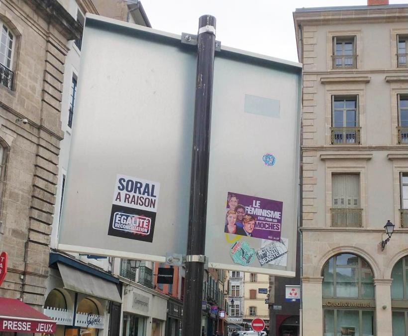 Alain Soral décore les panneaux de la ville du Puy.