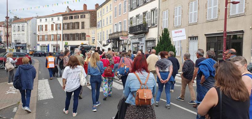 Les 80 manifestants dans les rues d'Issoire contre le méthaniseur.