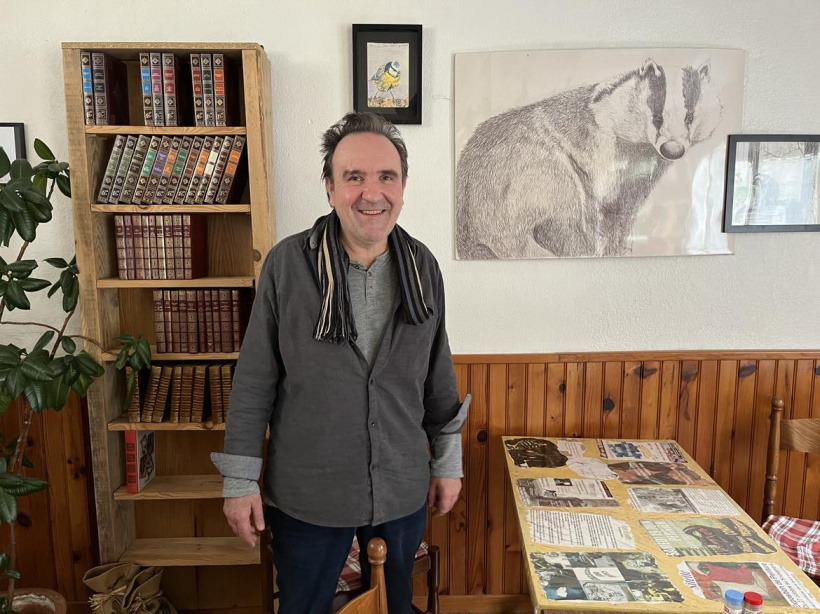 Phillipe Garcia, dans son élément entre livres et tableaux.