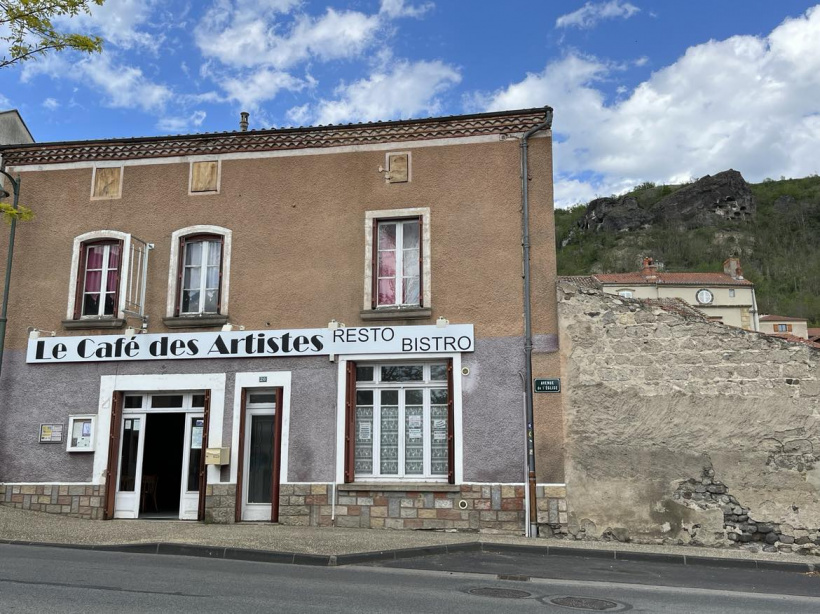 Le Café des Artistes, à Perrier, sous les grottes troglodytes.