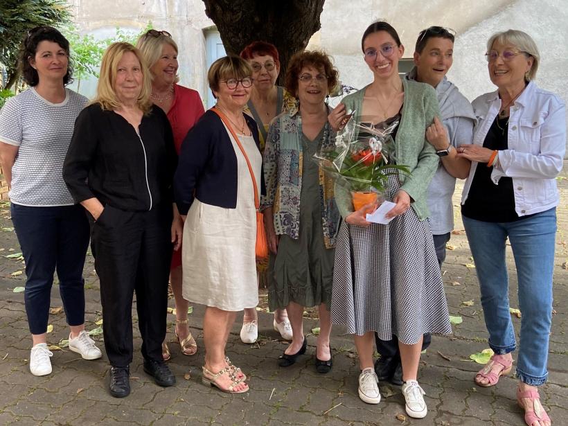Le club Zonta d'Issoire lors de la remise d'une bourse étudiante.