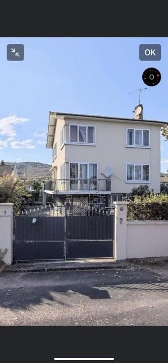 Un cliché de la maison, avant l'explosion.