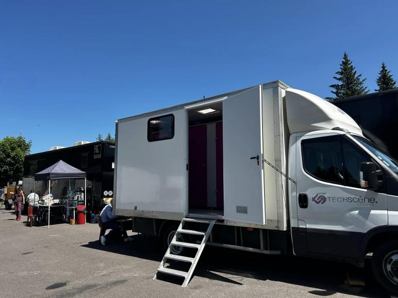 Le fameux camion toilette équipé de panneaux solaires.