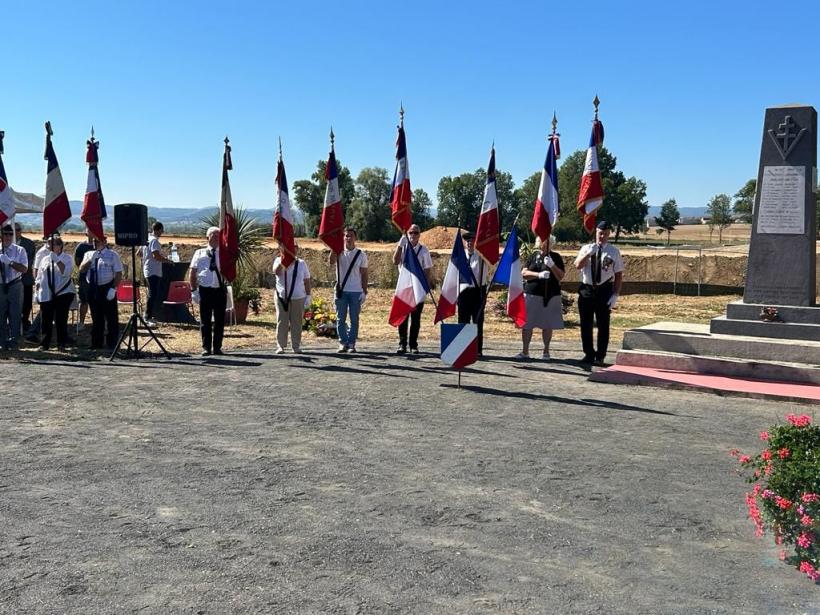 L'Amicale lors de la commémoration au monument de Bard cette année.