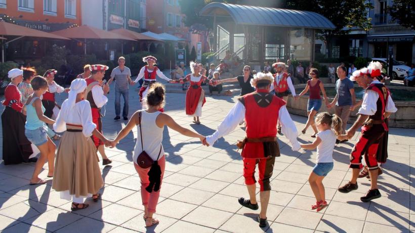 Hors Covid, la place Cadelade bat régulièrement au rythme de la cité.