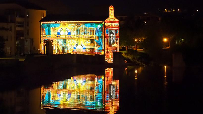 Puy de lumières magnifie la médiathèque de Brives depuis 2018.