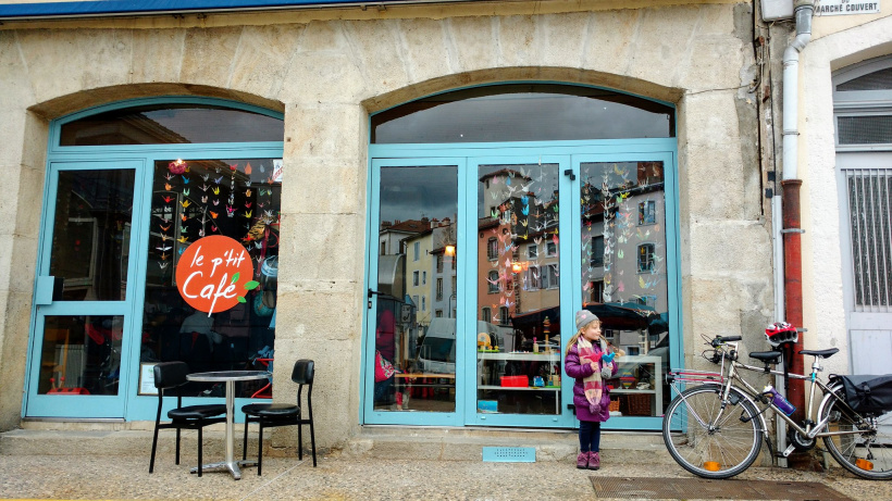 Le p'tit Café des Jeunes Pousses est situé 25 place du marché couvert au Puy-en-Velay.
