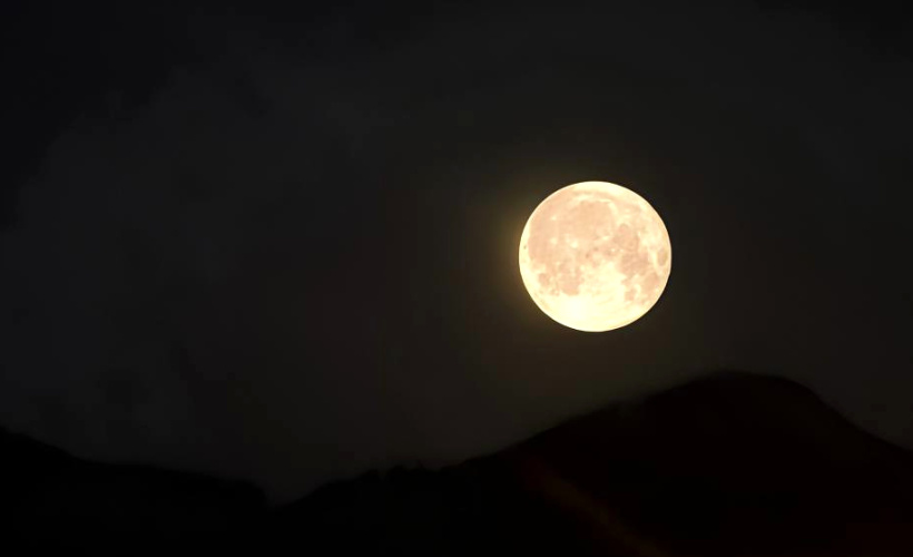 Une lune de miel entre Dame sélène et le vertige cosmique.