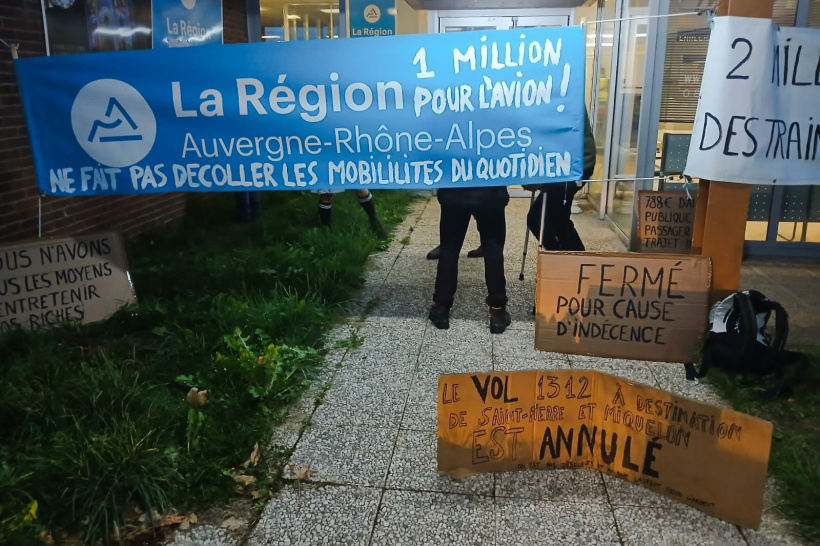 Blocage devant l'aéroport de Loudes