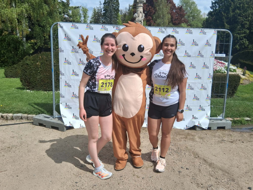 Séance photo avec la fidèle mascotte