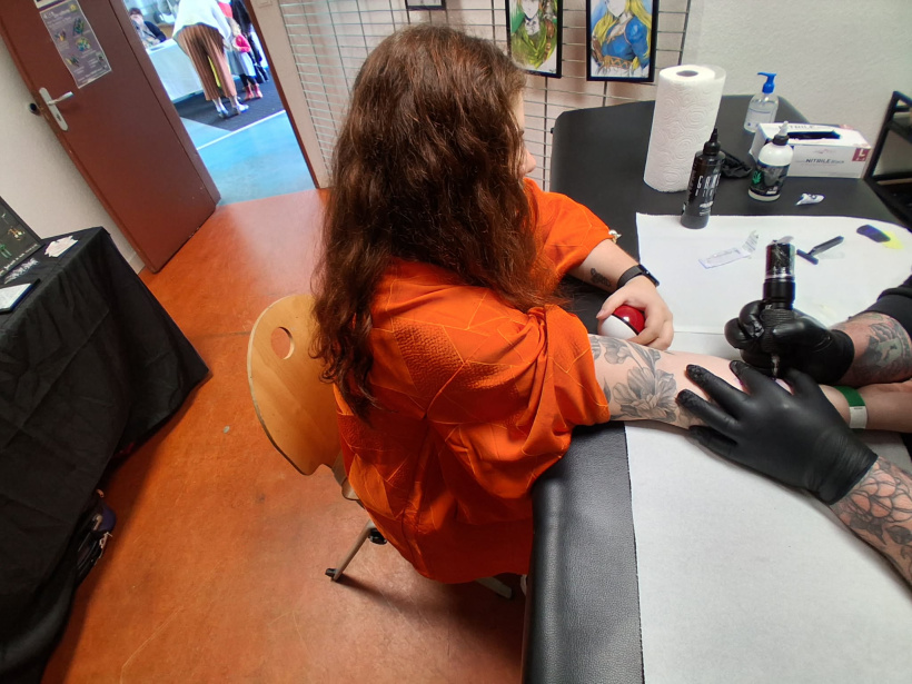 Le stand tatouage face à l'entrée principale